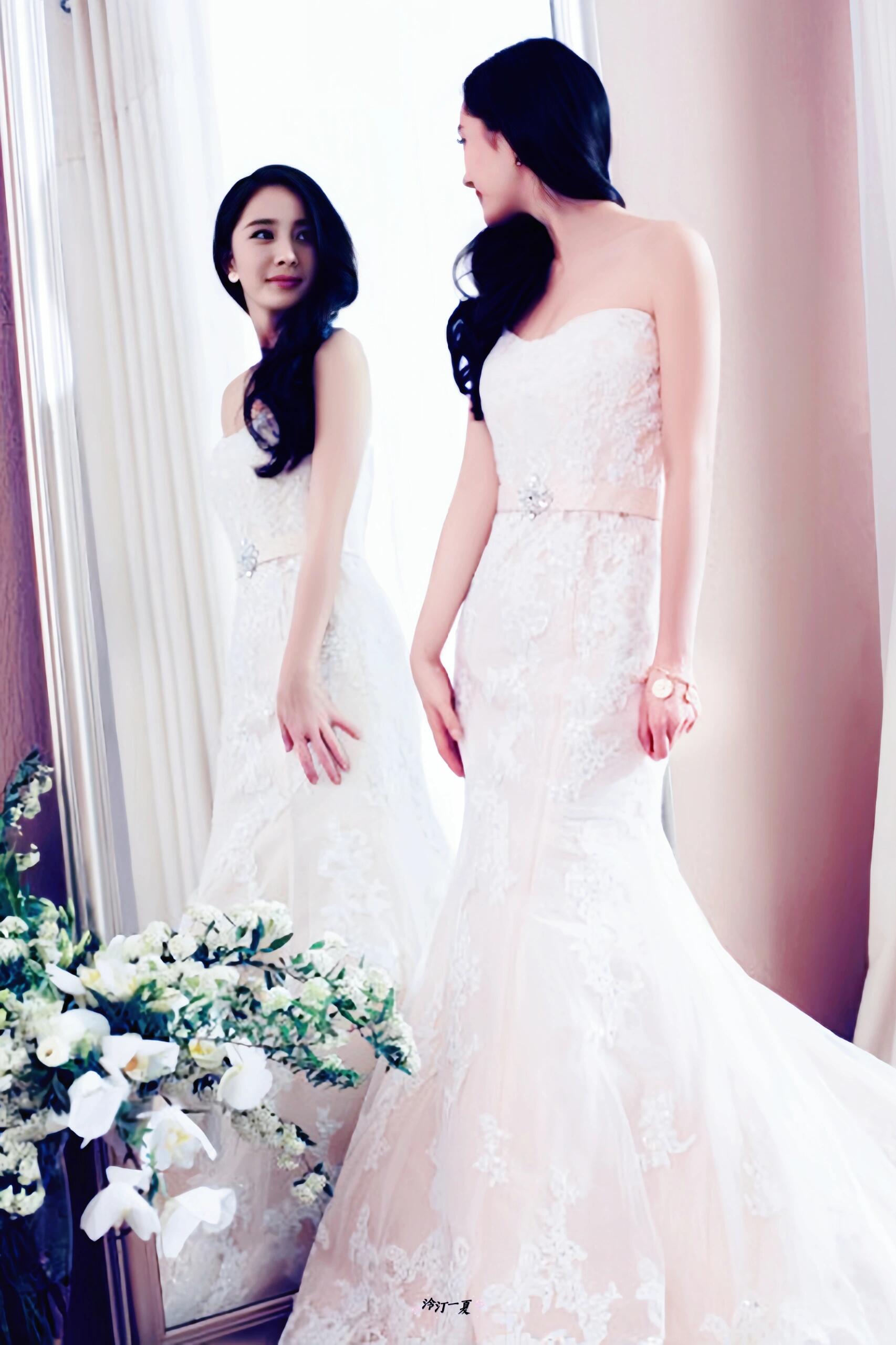 杨幂穿上婚纱的那一刻,仿佛整个世界都为她静止