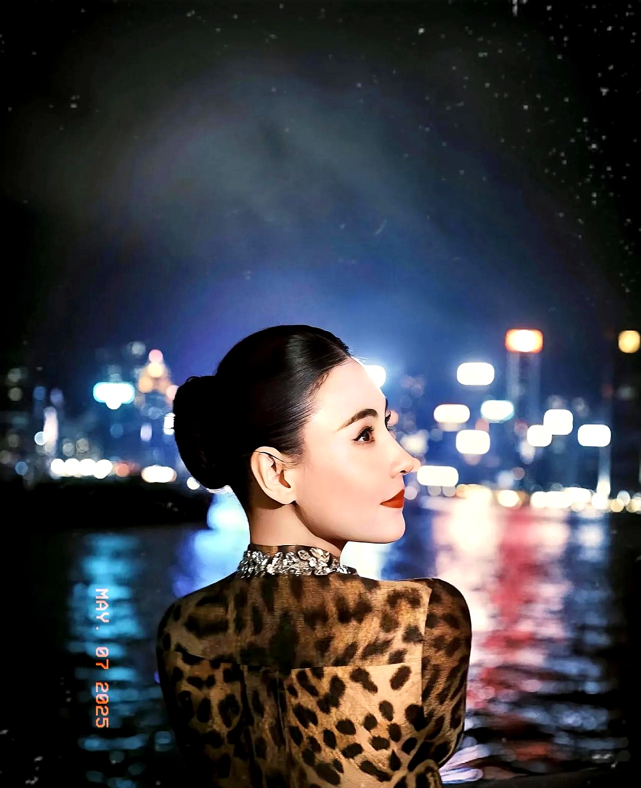 近日,44岁的张柏芝在综艺节目中以豹纹长裙造型重现《喜剧之王》镜滗