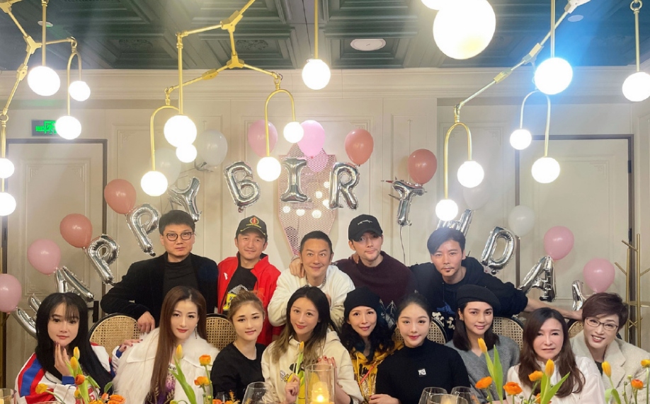 派对上有很多气球,彩带和鲜花,好漂亮!看到他们这么开心,我们也觉得好