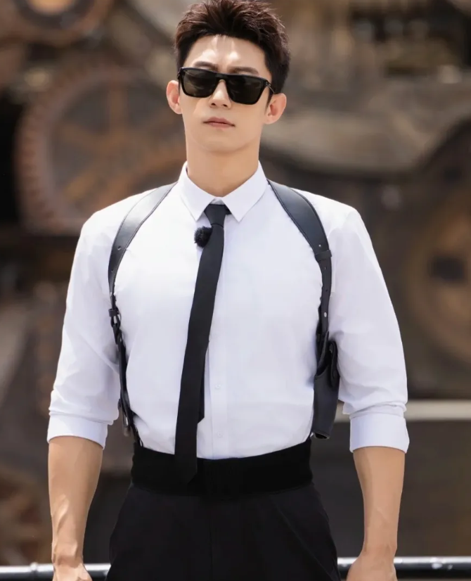 他的肩膀宽宽的,胸肌也鼓鼓的,看起来好有力气,超级帅气!