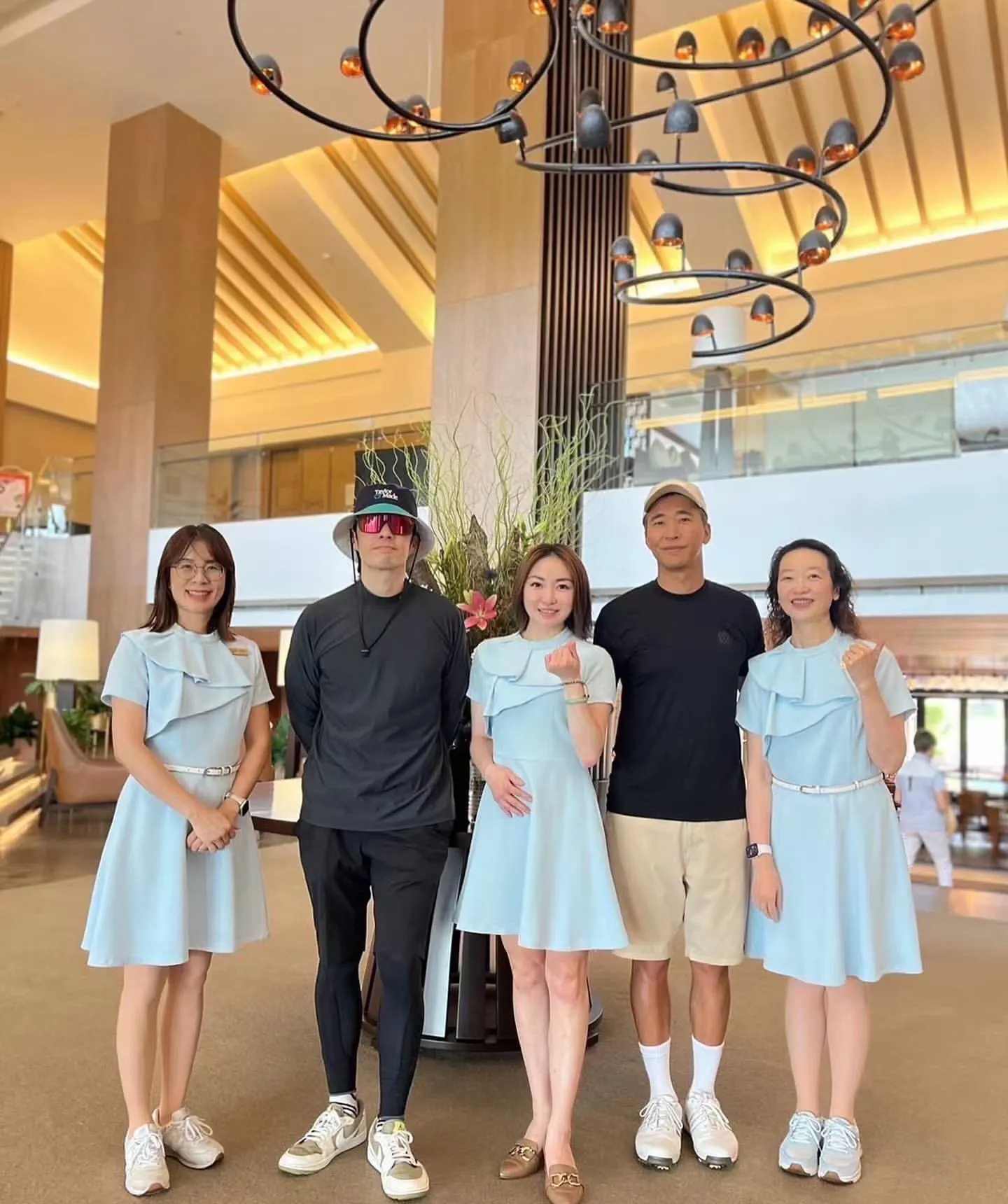 黄立行很久没出现,现在看起来脸有点僵硬,还很疲惫,好像老了很多,他