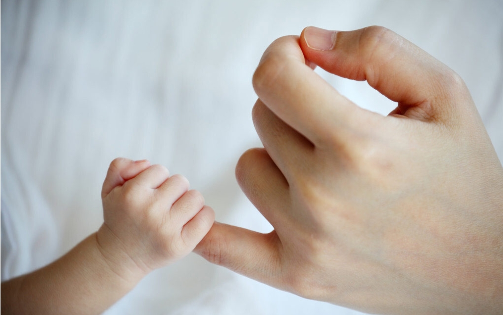 1,拥抱反射 如果托住宝宝的颈肩部悬空,或者突然改变体位头向下悬空