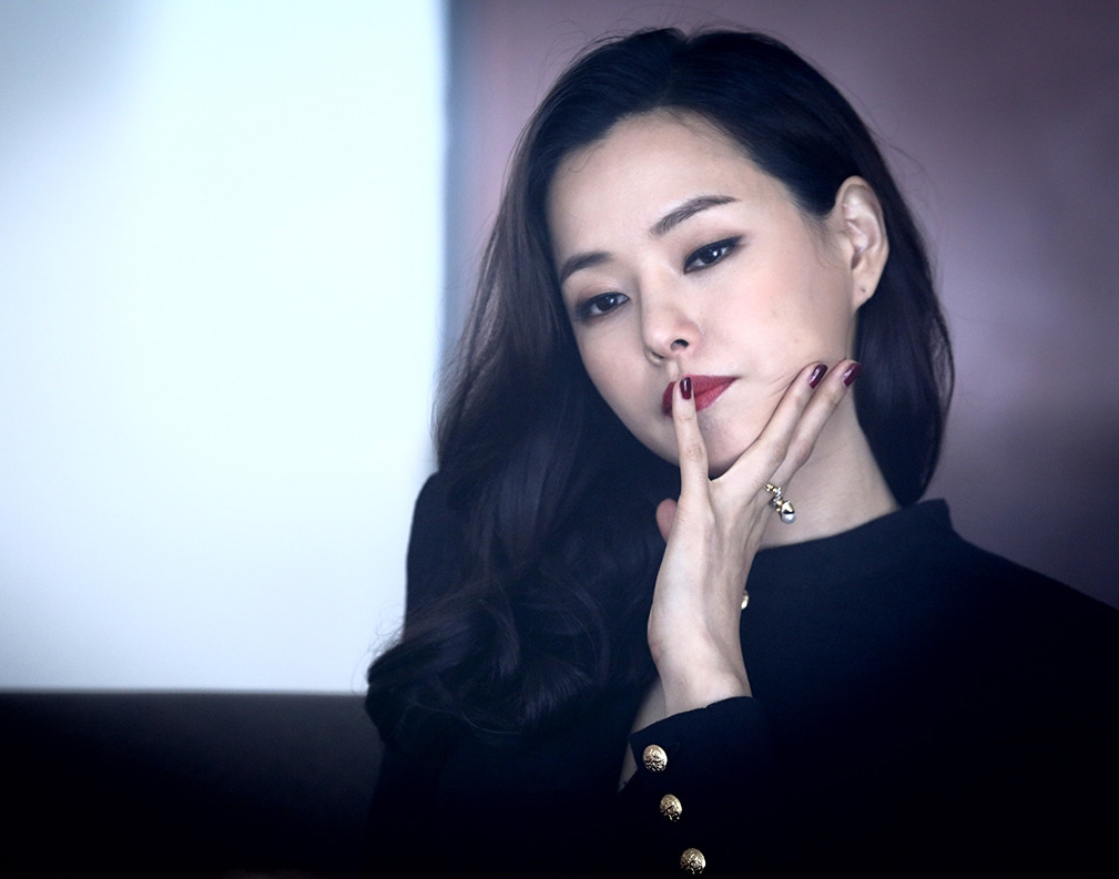 电影《黑色直播》中金希珍饰演的女友秀珍,颜值在线身材傲人,让人每秒