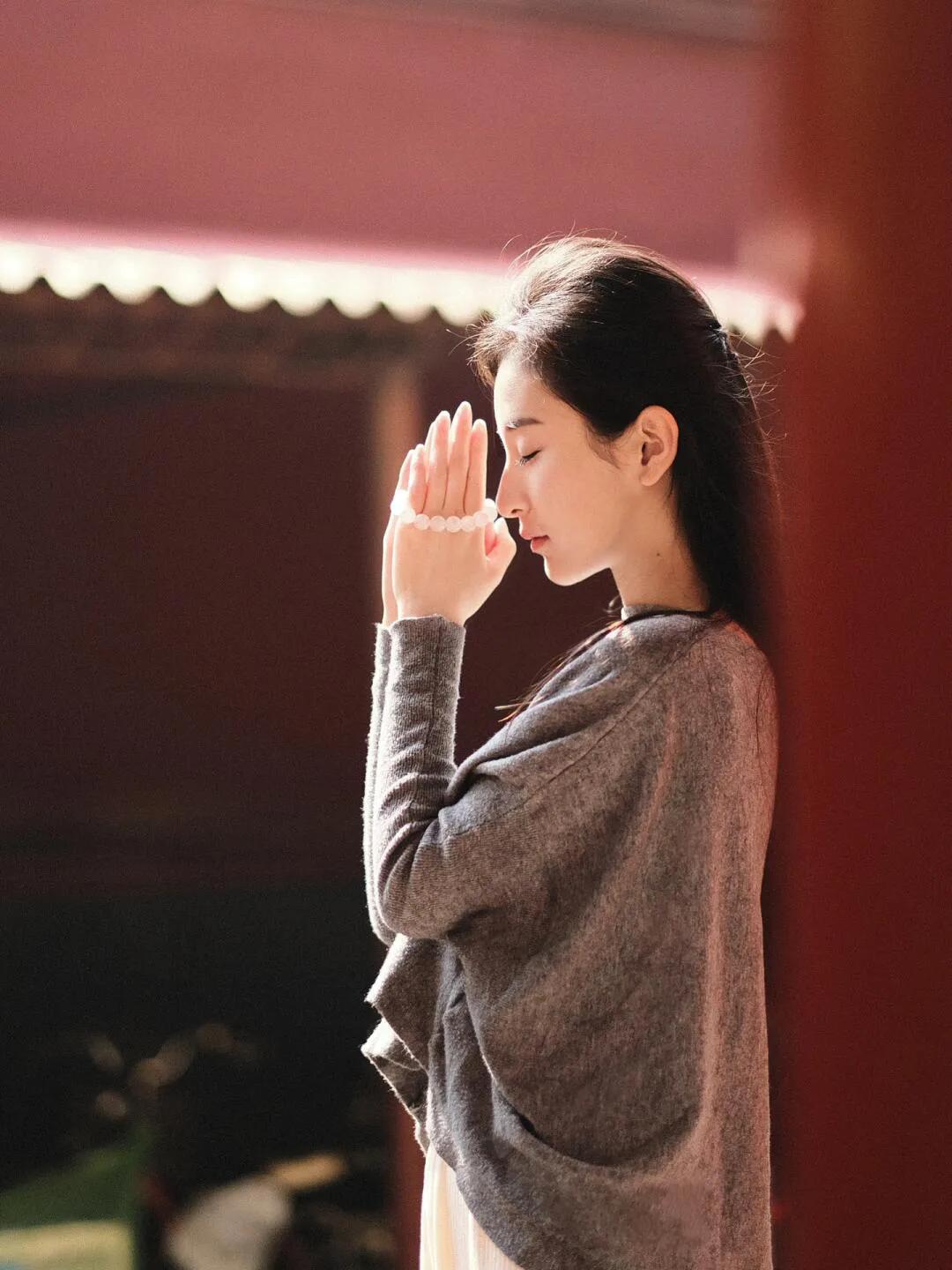 只有不让它耗尽你们的婚姻才棵琅笠鲈 拜佛侧脸图片虔诚女人侧面像