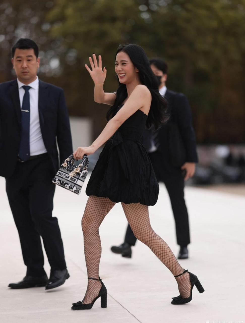金智秀jisoo身着黑色连衣裙现身巴黎时装周,搭配黑色丝袜,展现性感