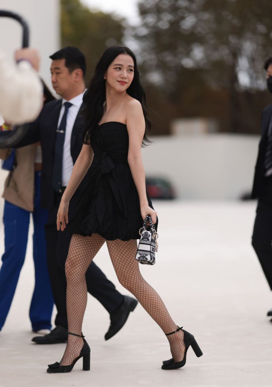 金智秀jisoo身着黑色连衣裙现身巴黎时装周,搭配黑色丝袜,展现性感