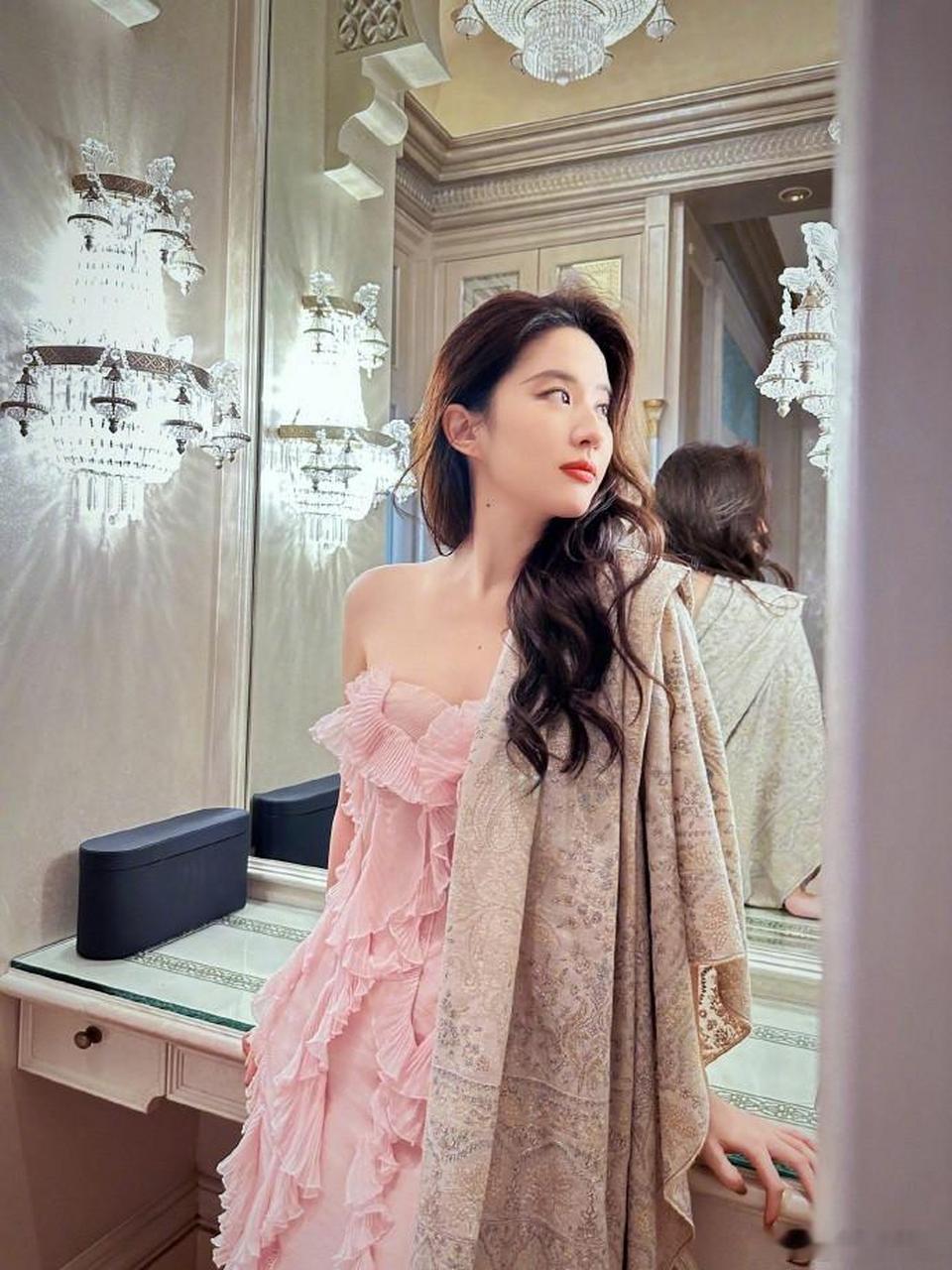 刘亦菲,一位清新脱俗的女演员,近来拍摄的物料,容貌俏皮可爱,让人眼前