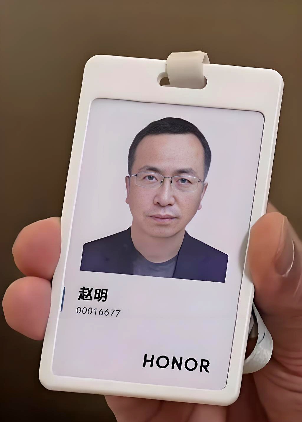 如果算上华为时期,赵明在荣耀的时间接近十年,但没等到荣耀上市的那