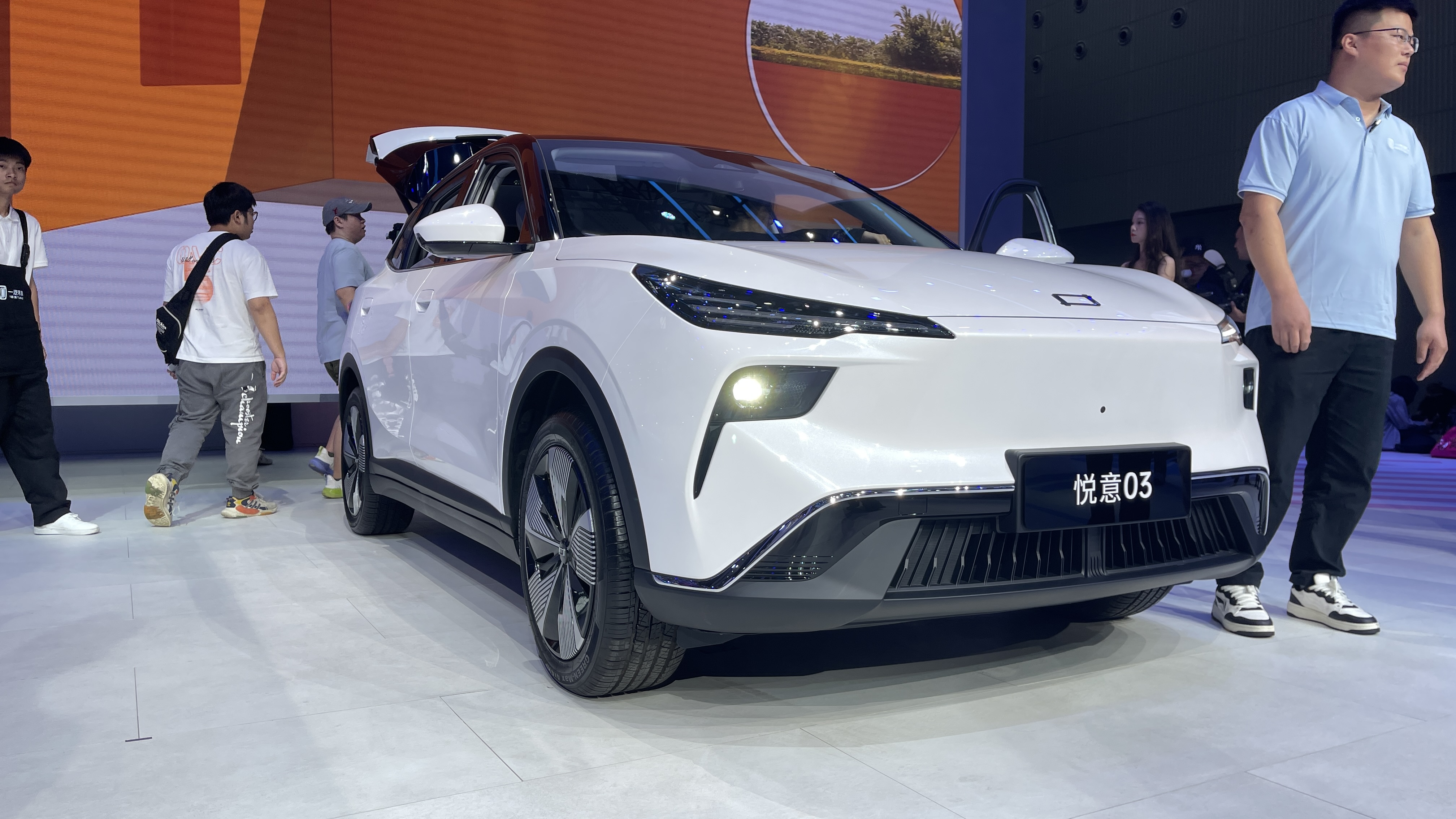 作为一汽奔腾新的新能源产品家族的首款车型,悦意03采用"时空光影美学