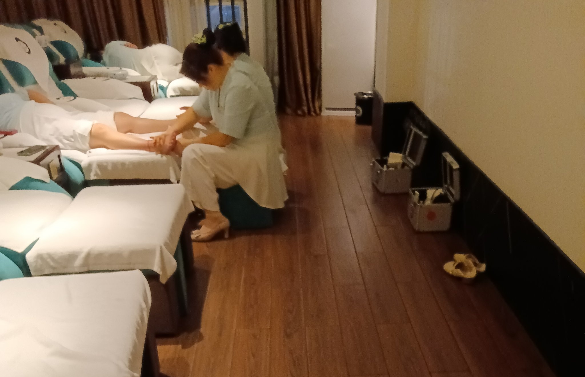 然后,他去一家足浴店按摩,想放松一下