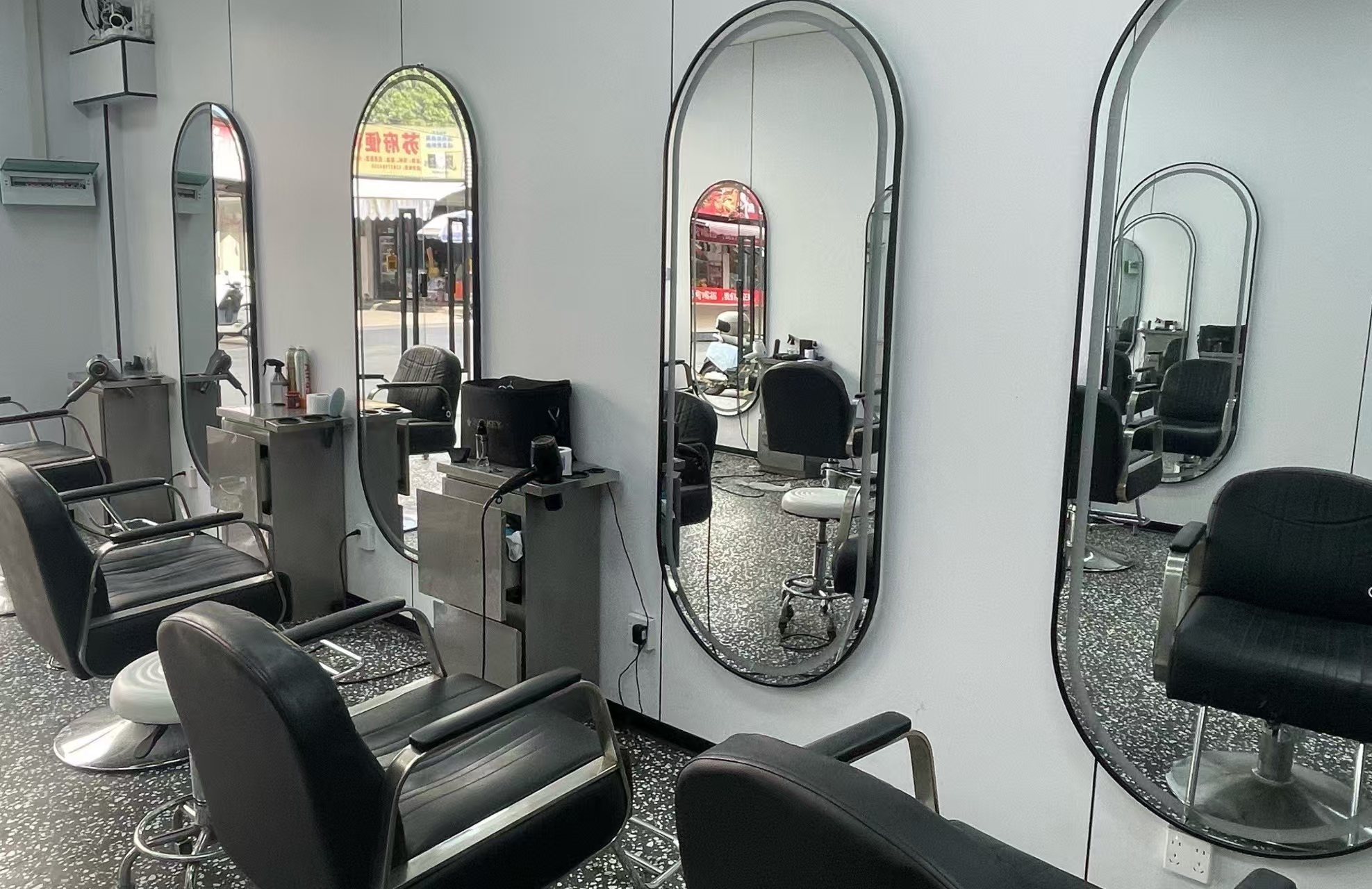 但她不专心理发,客人来后,她就缭缭草草地给人家