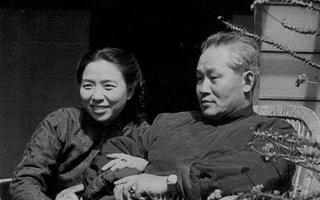 一天,孙立人回家,正要上床睡觉,掀开被子,发现小护士张美英躺在他的