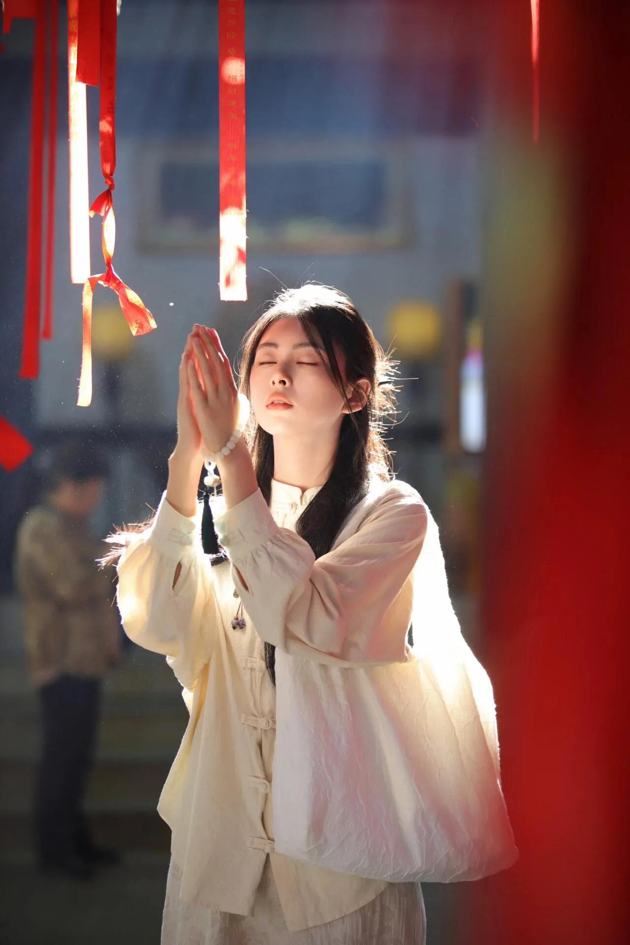 于是皈依佛门图片女士秋雨打伞中拜佛图片打伞拜佛图片