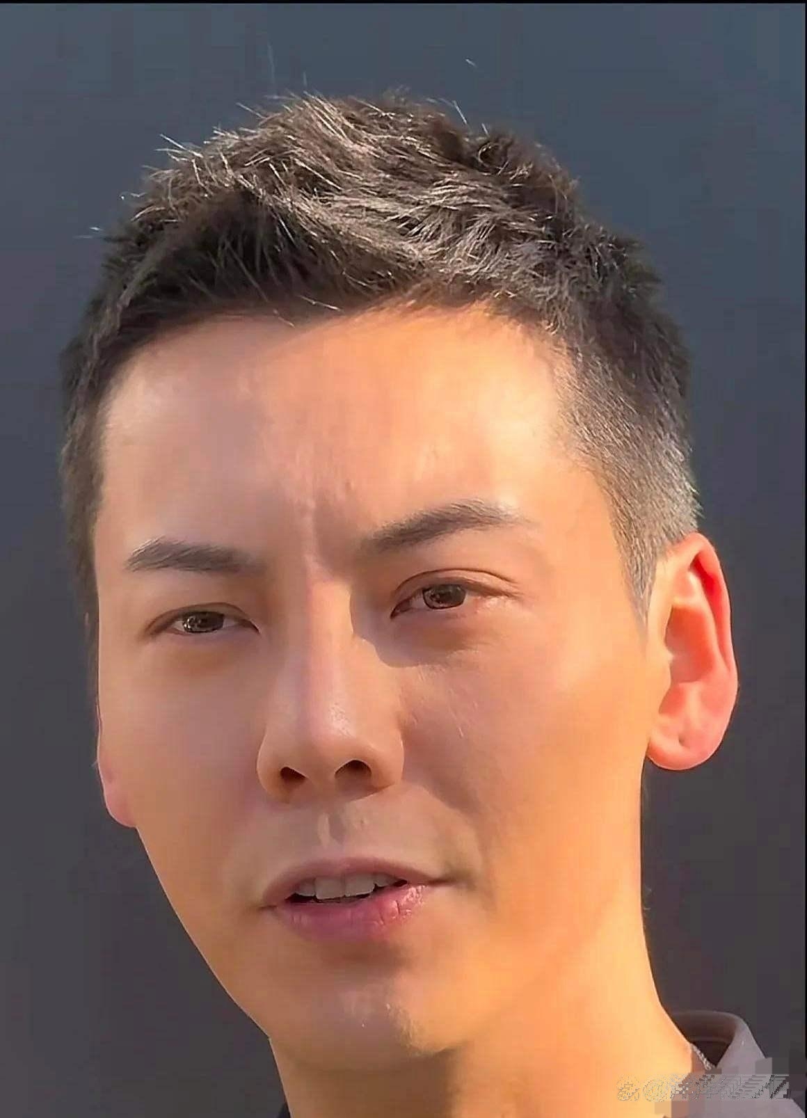 陈伟霆连着三天往月子中心跑他老妈跟月嫂拎着新生儿提篮上车被镜头