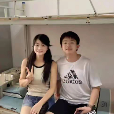 同学妈妈真年轻,一开始我还以为是姐姐或者女朋友呢,现在的人都这么