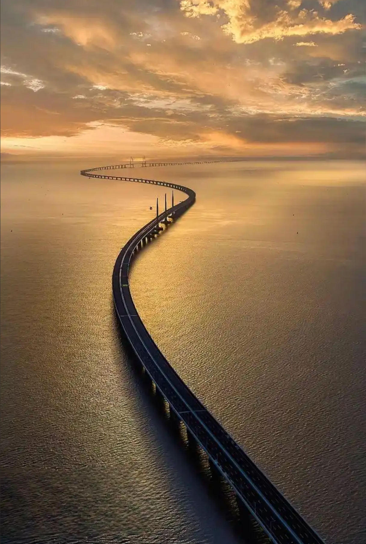 世界上最长的跨海大桥是港珠澳大桥