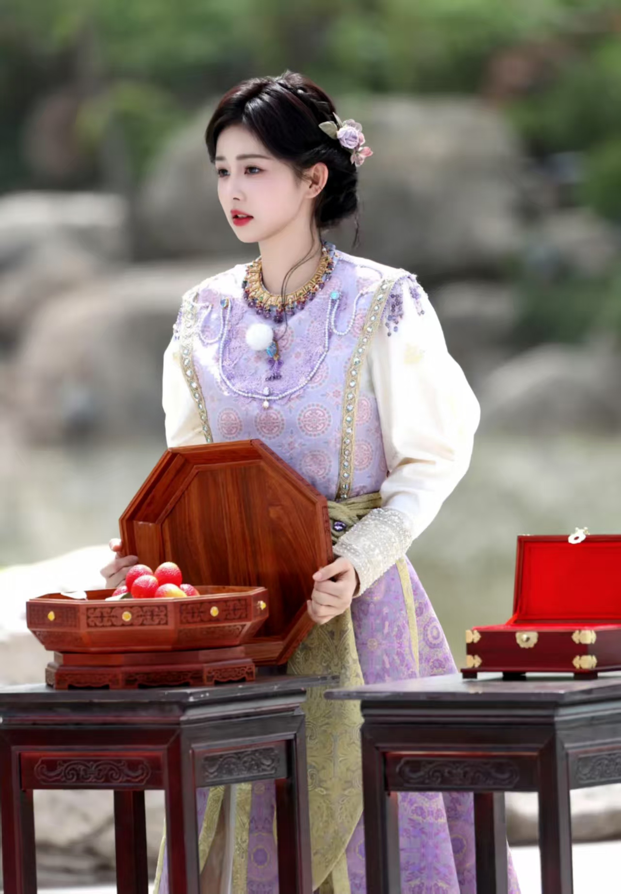 白鹿身穿浅紫底色搭配粉色花纹汉服,她优雅的姿态合精致的服装,尽显