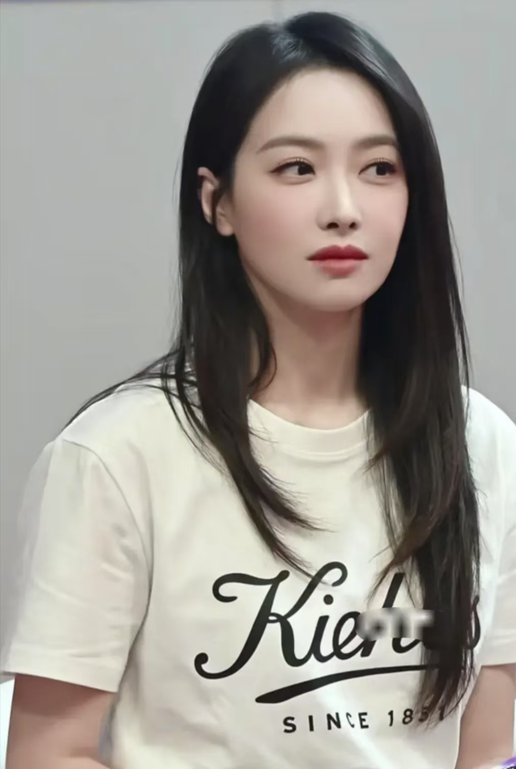 宋茜身穿简约白t,黑直长发披肩,展现不凡品味,kieh品牌魅力,在任何
