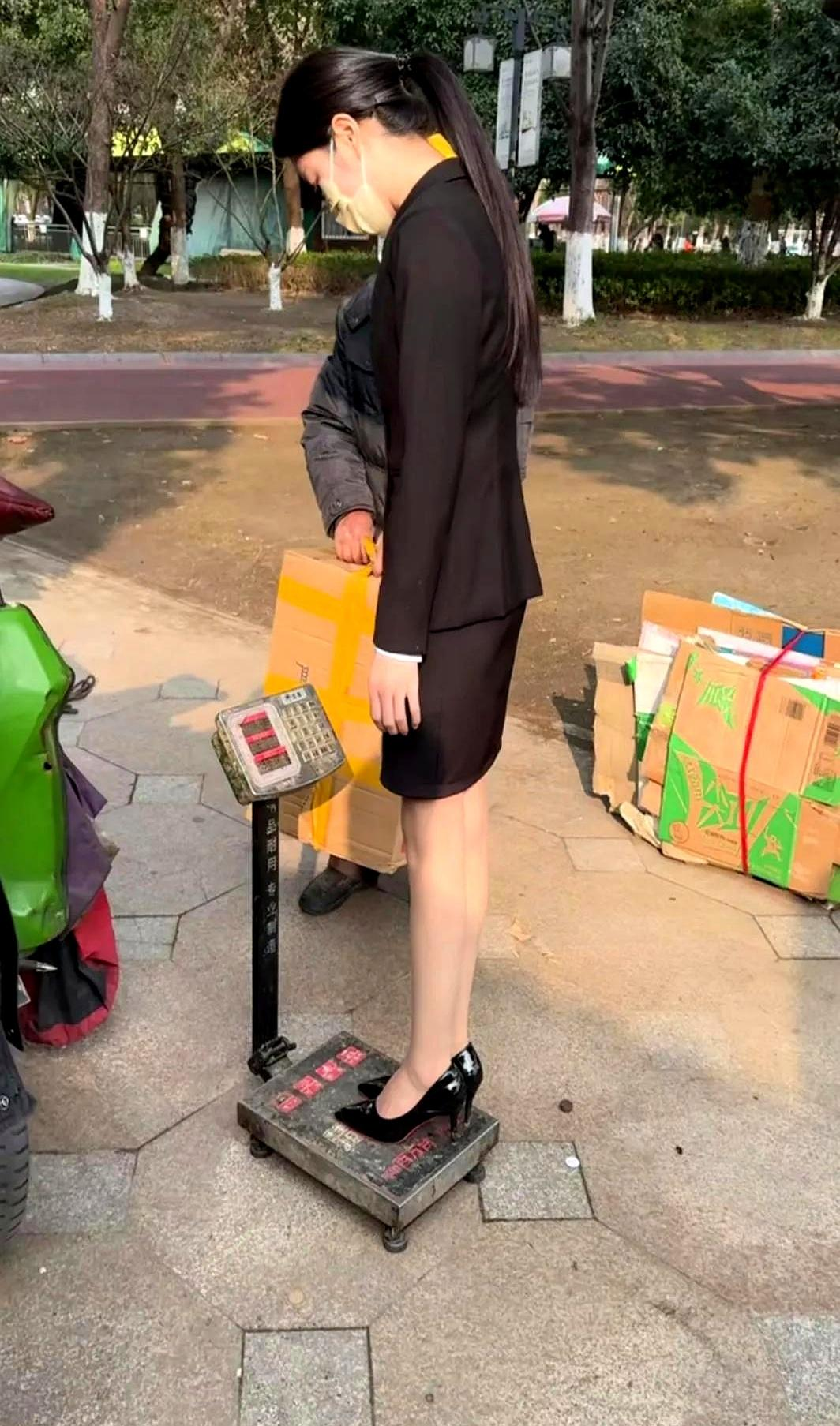 没想到,10分钟后,现场只剩下了一只高跟鞋,人却没了!