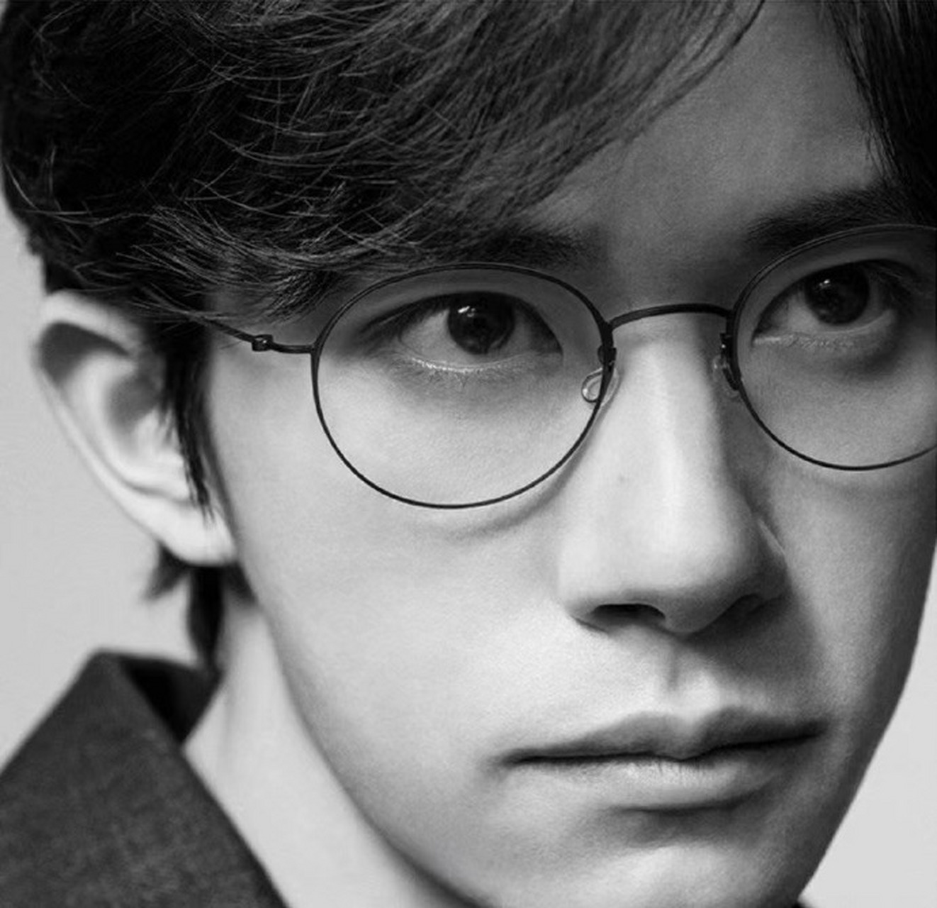 易烊千玺官宣某品牌全球代言人,粉丝直呼圆框眼镜造型太帅气啦!