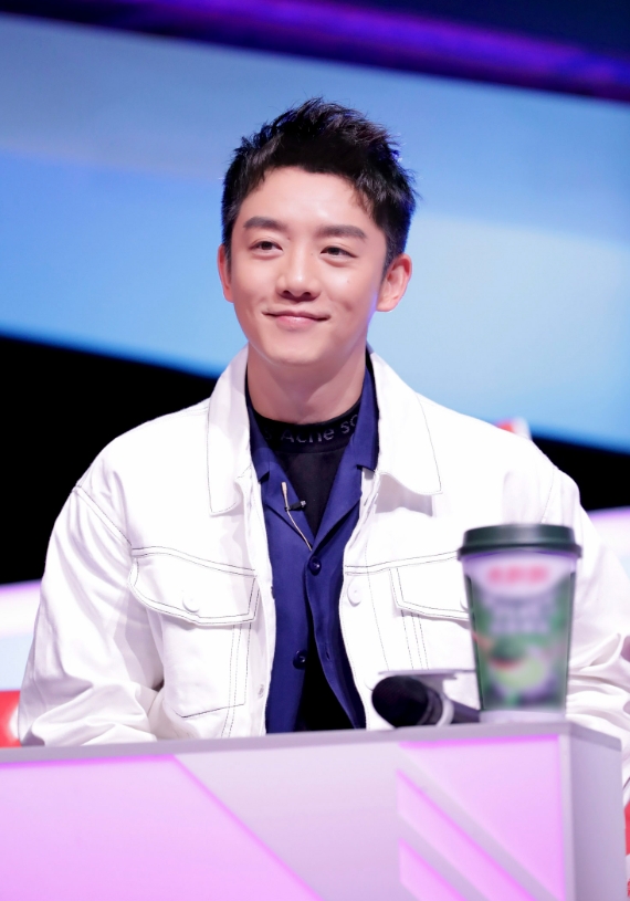 郑恺两个月增肥40斤.记者问他:"你每天一顿吃多少饭量?