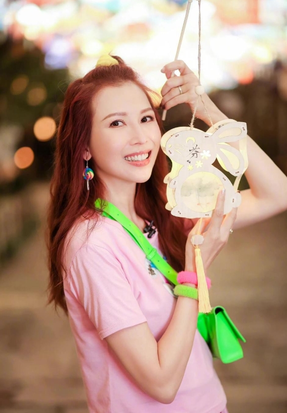 主持人好奇地问蔡少芬,"怎么在香港住得这么差,只有80多平?