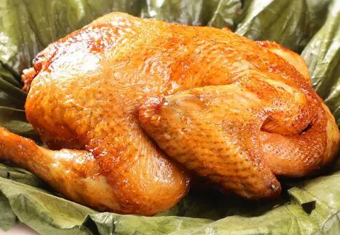 叫花鸡,又称常熟叫化鸡,煨鸡,是江苏省常熟市的一道传统名菜,其独特的