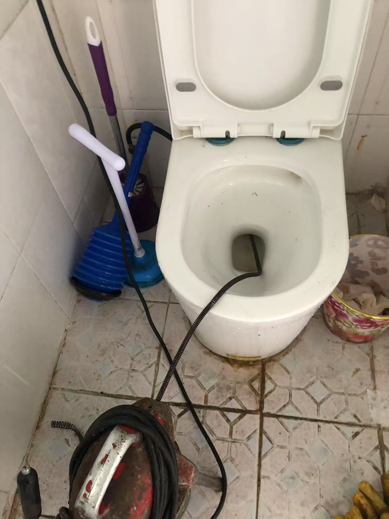 仪征市各种马桶疏通马桶塑料硬物 掉进去拆卸疏通安装马桶盖水箱维修