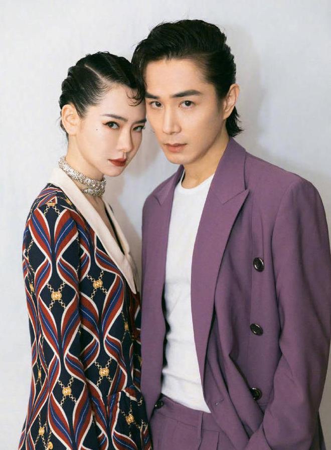 她既渴望李承铉如呵护小女人般给予细致关怀,又不自觉展现出掌控欲,似