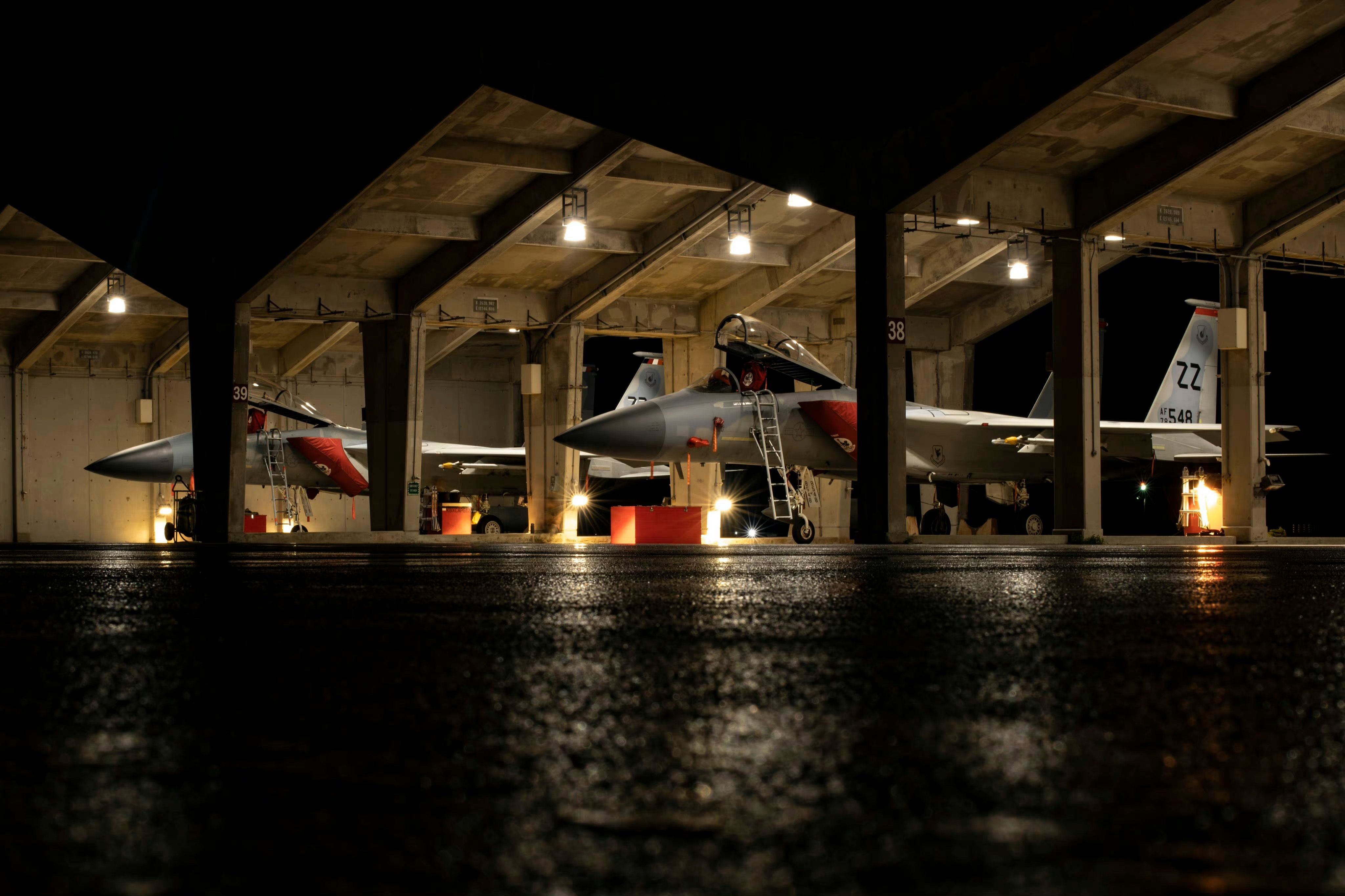 美国空军嘉手纳空军基地的机棚,可以看到这些水泥机棚的抗打击能力