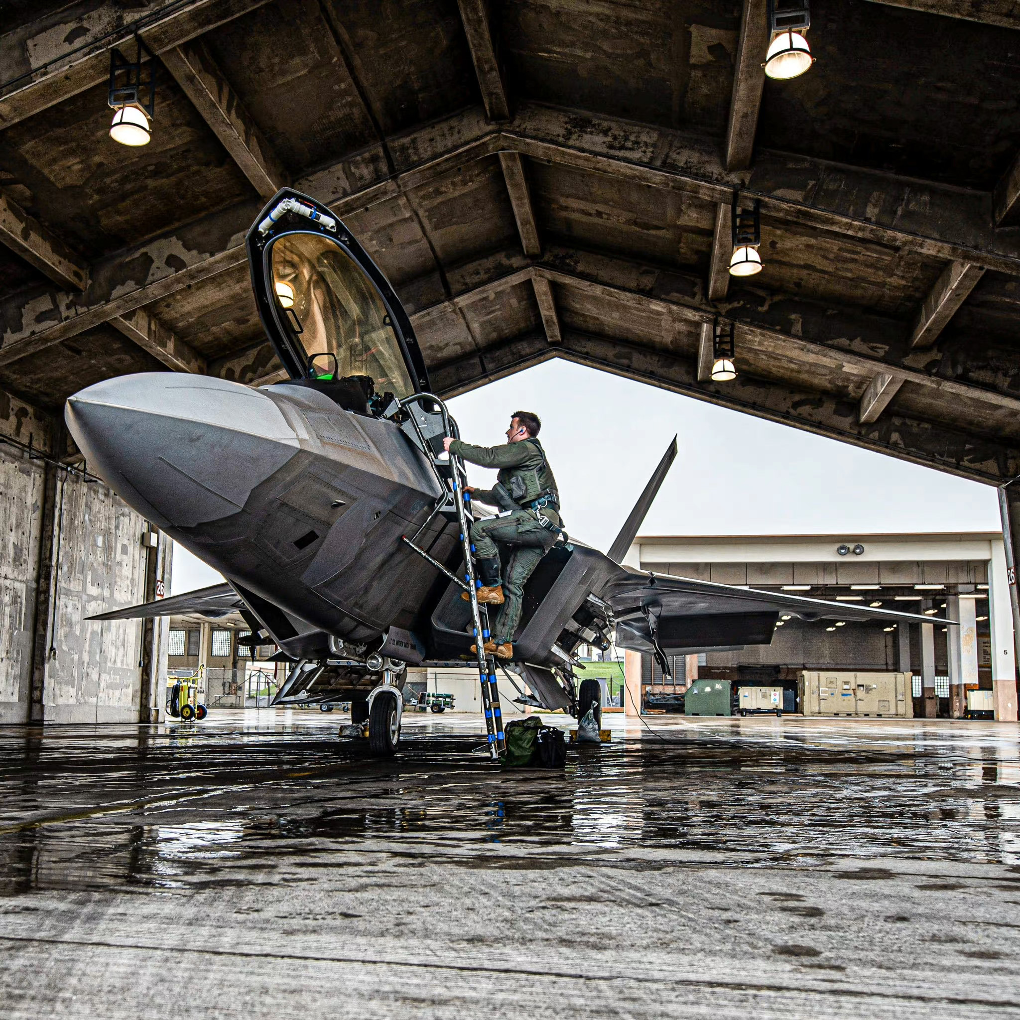 美国空军嘉手纳空军基地的机棚,可以看到这些水泥机棚的抗打击能力