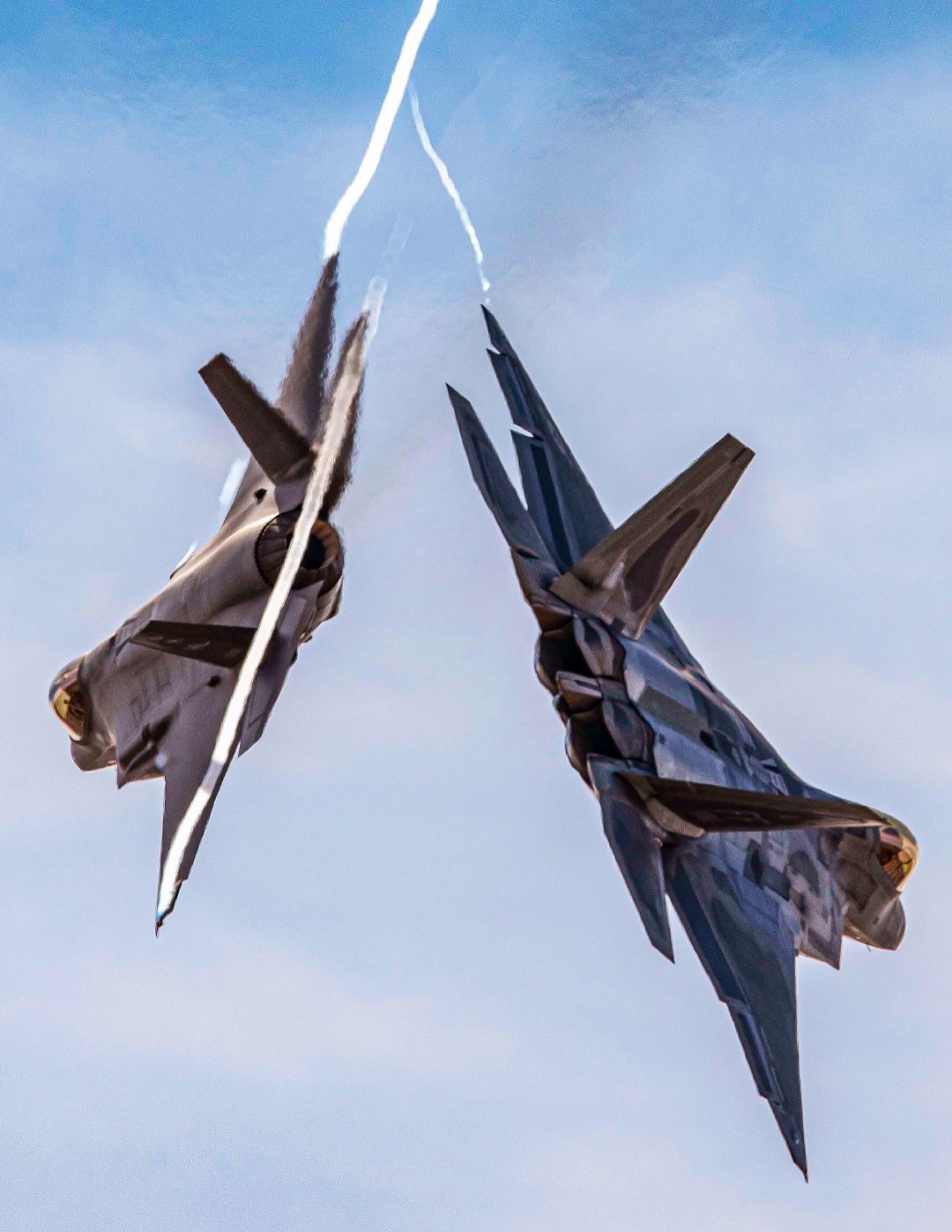 22隐形战斗机和f-35a隐形战斗机编队飞行期待过几年能