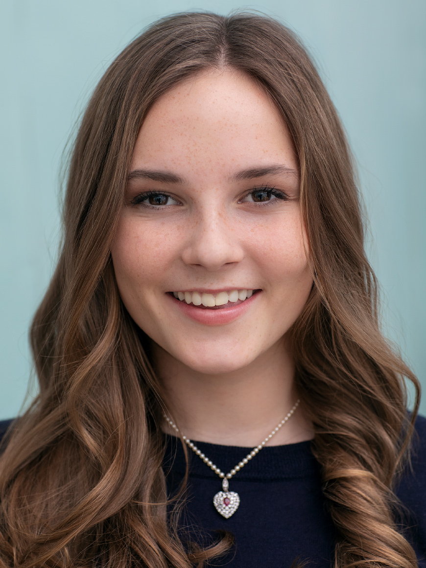 亚历珊德拉2021年时的照片,当年这位公主17岁,有幸