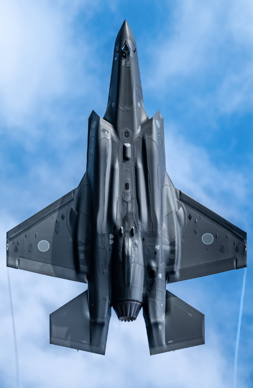 日本航空自卫队装备的f-35a隐形战斗机,中国空军装备的歼-20隐形战斗