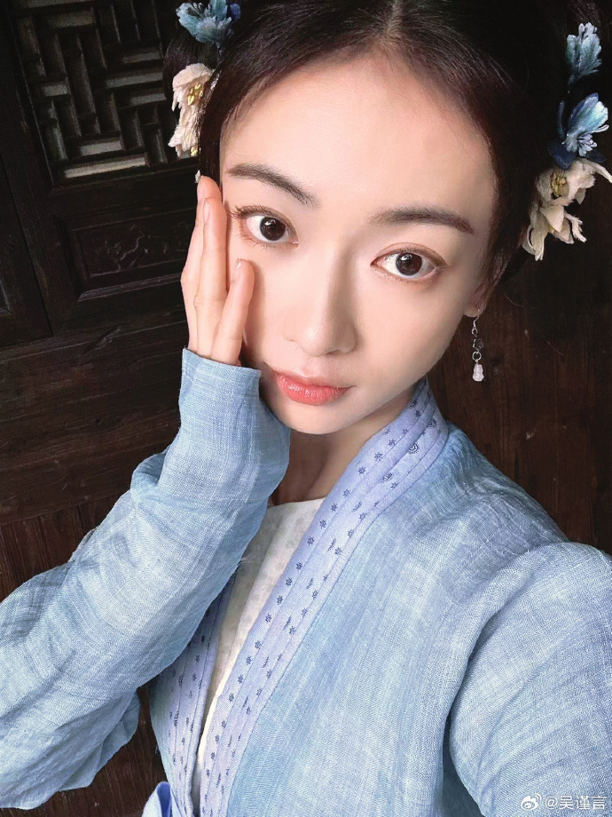 一个在那肆无忌惮地尽情闹腾着,仿佛世间的欢乐都被