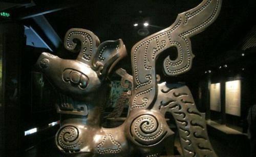 广汉三星堆出土的玉璋,石器长得几乎一模一样,越南人直接越南冯原文化