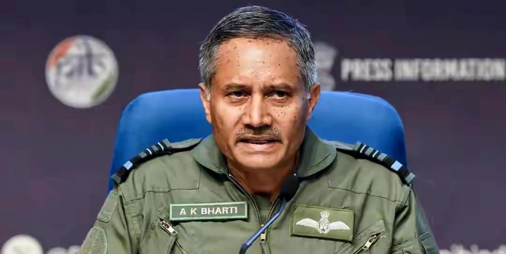 印度空军中将巴蒂站得笔直,面对记者的追问,嘴角微微上扬