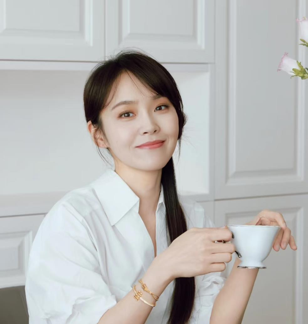 欧豪那股子硬汉气质,眼神里透着股不服输的劲儿,张佳宁则柔中带刚,查