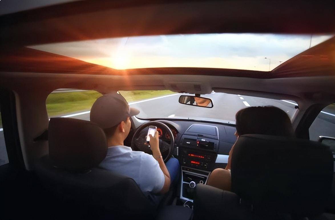 箭头方向才代表该车导菔幌肮 开车观察开车左右观察开车好习惯的图片