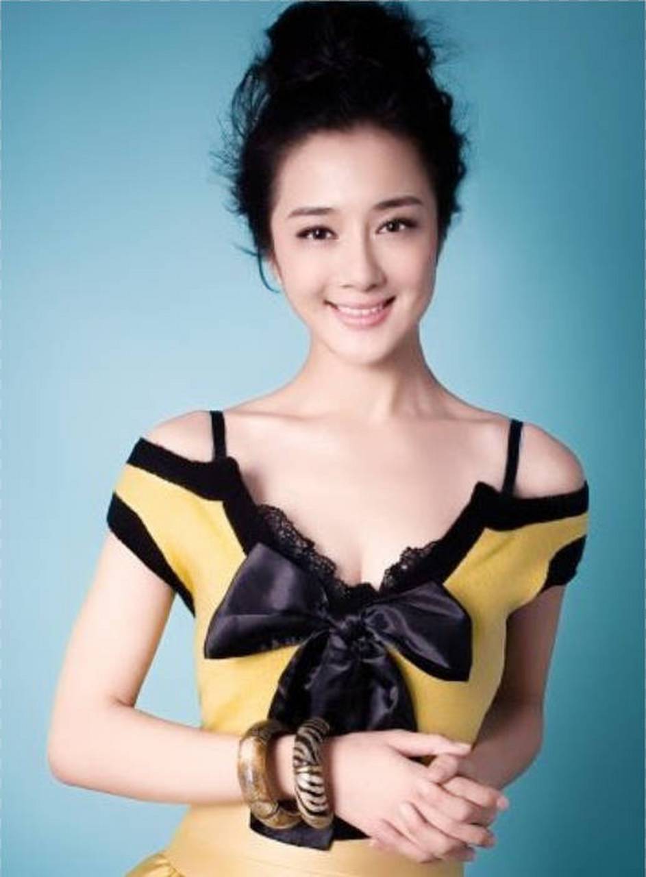 李依晓晒与男友同游视频 甜蜜互动官宣恋情 8月13日,演员李依晓晒视频