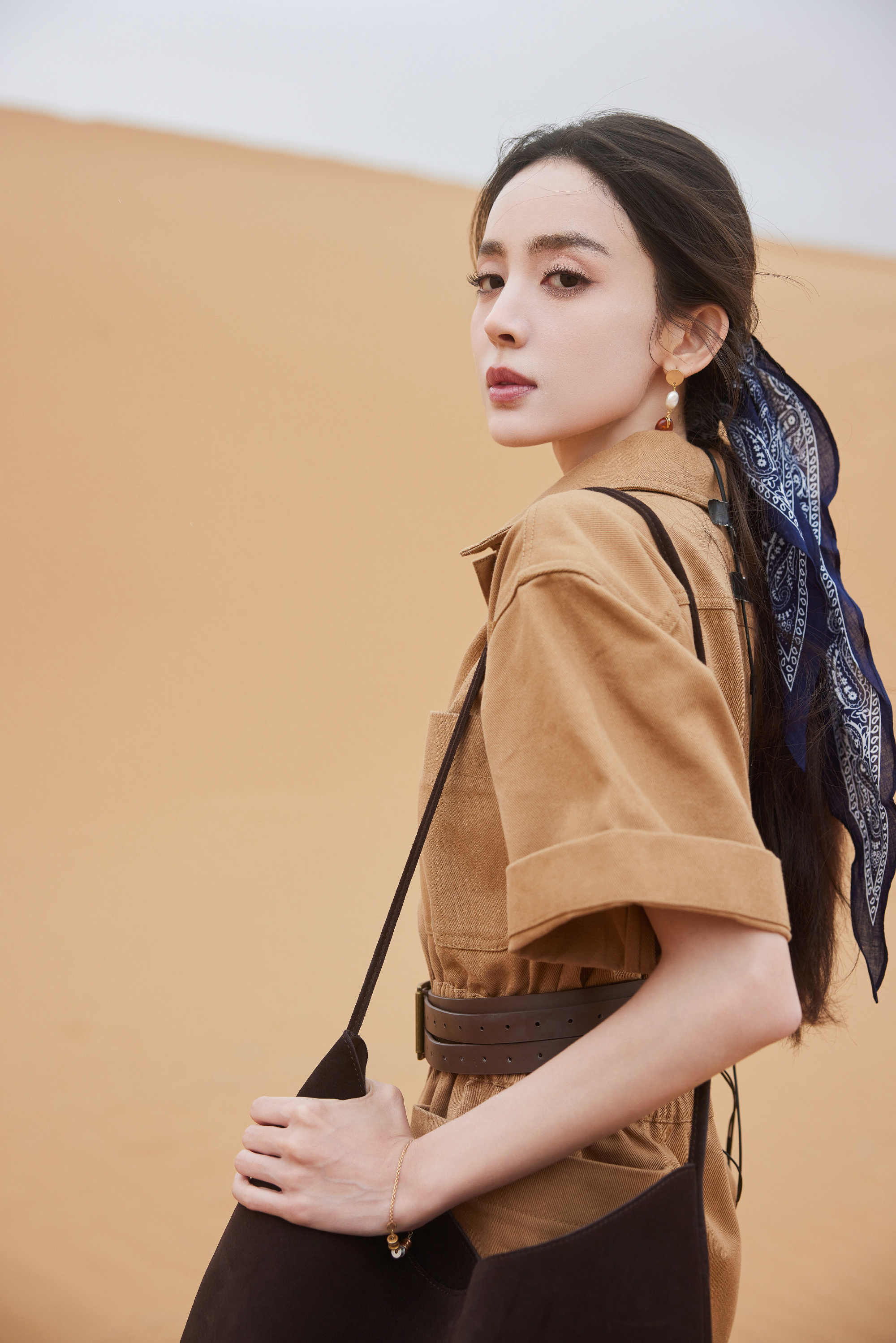娜扎沙漠穿搭～卡其色复古连体裤搭配深棕色长靴,酷飒且精致,美拉德