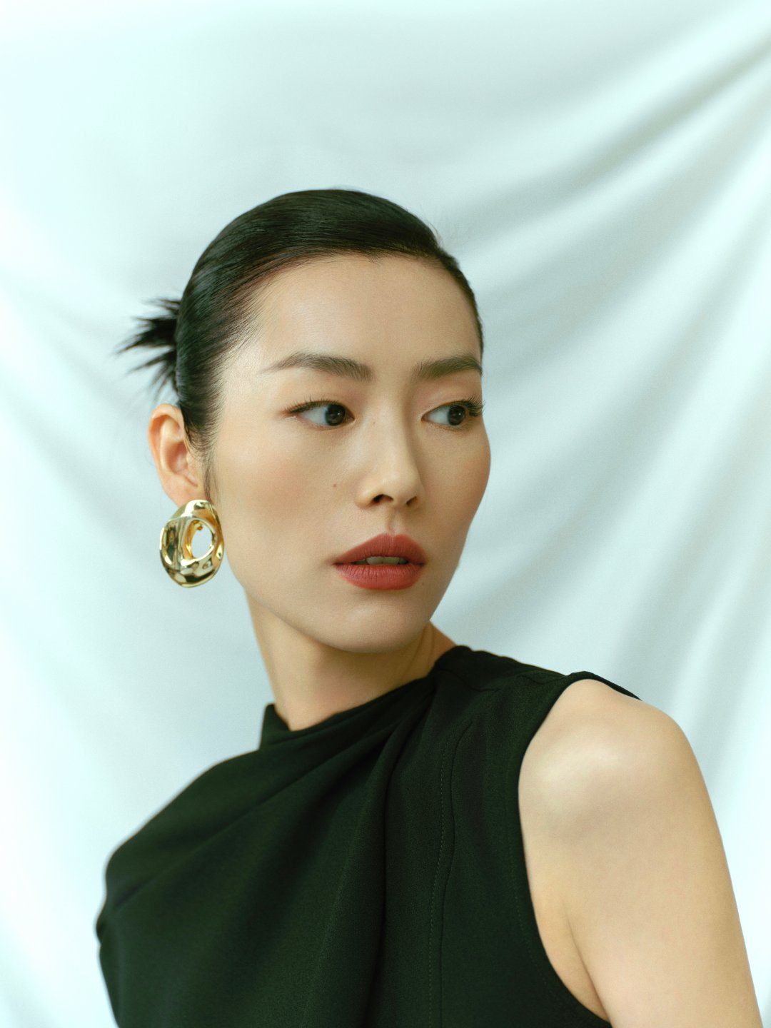 刘雯这套造型也太绝了,露出完美的腹部线条,大秀蝴蝶骨 ,侧身回眸身材