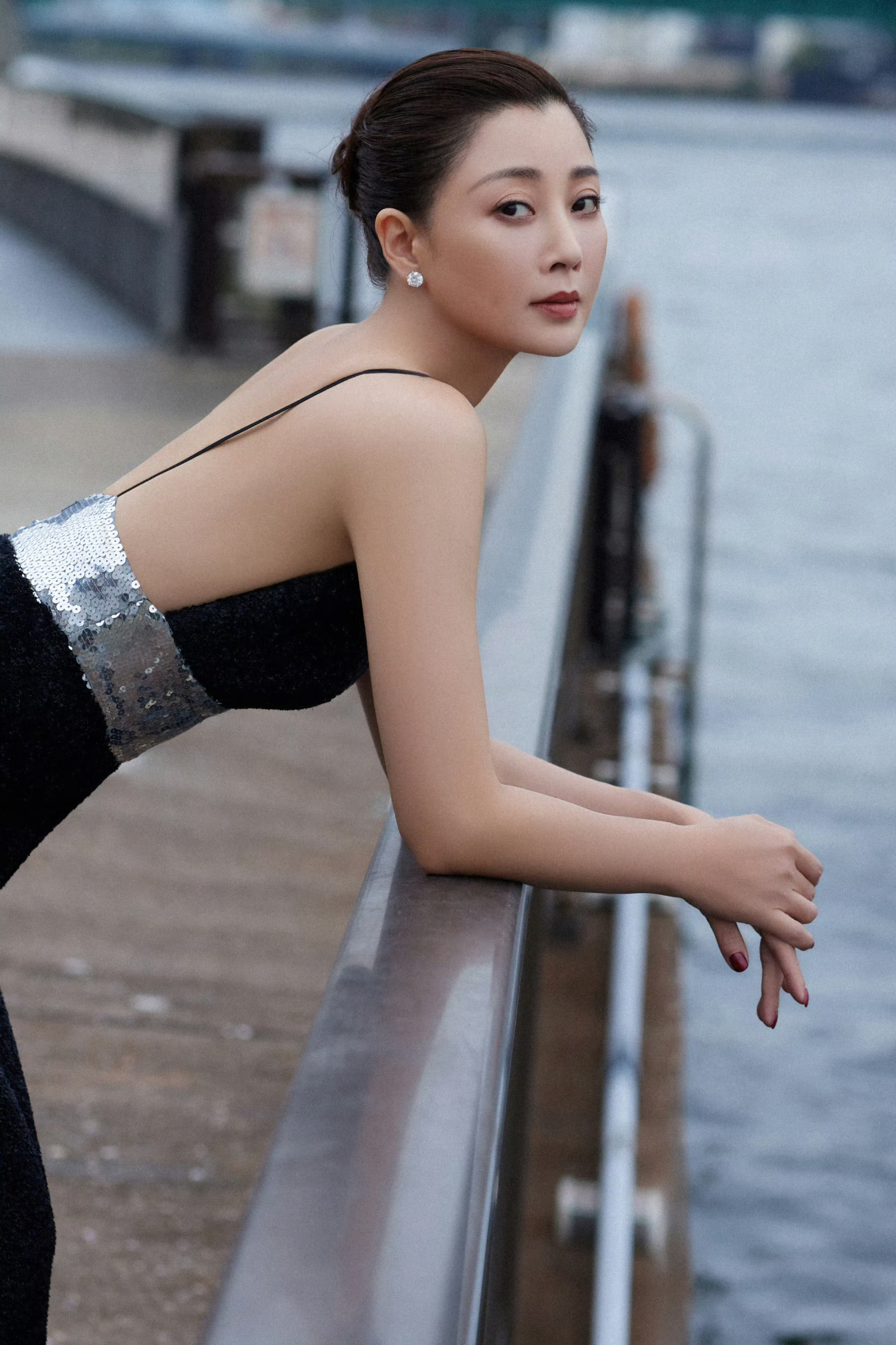 殷桃在东京电影节,大v领的礼服就得这样穿才好看