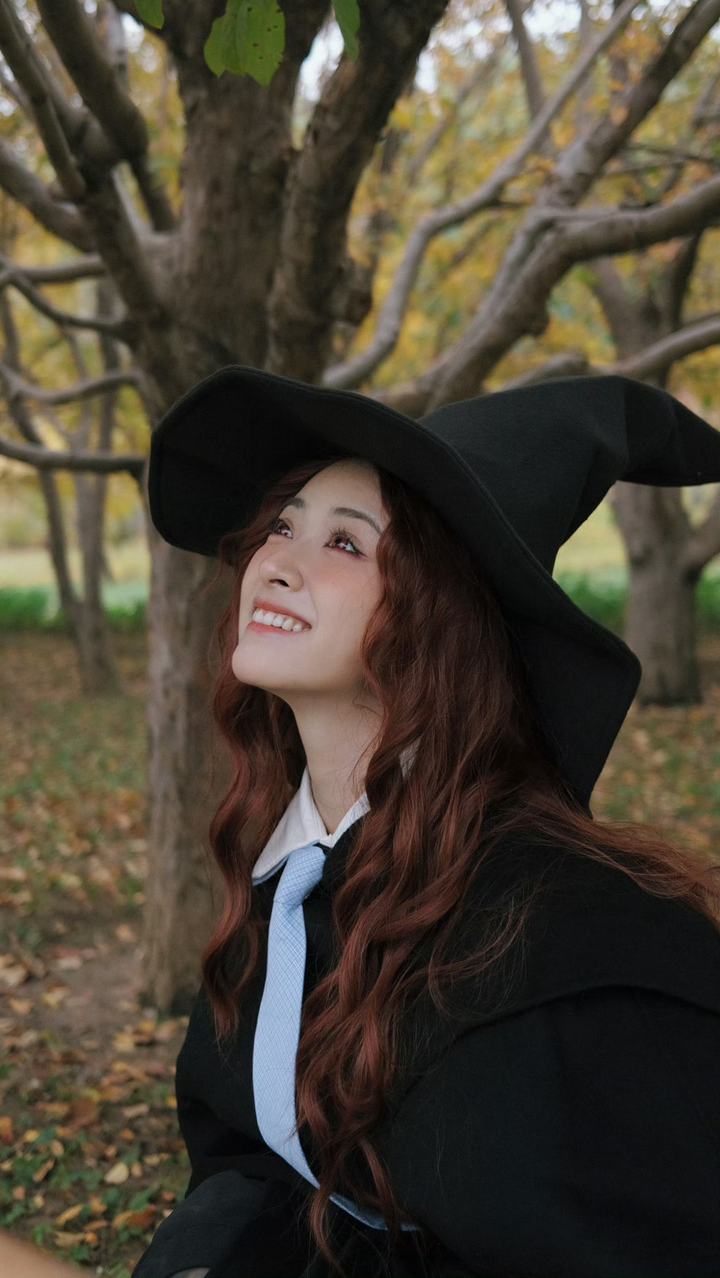 沈月万圣节cos女巫,灵动造型让人惊艳,每一步走来,散发着独特魅力