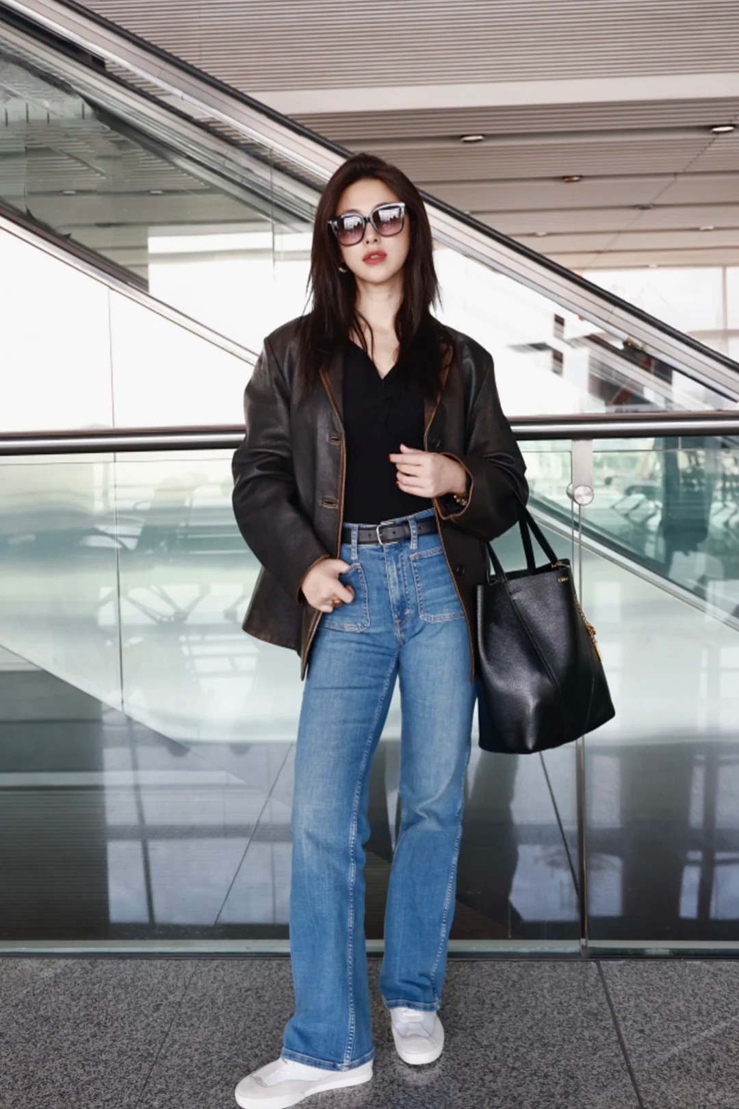 朱珠机场街拍!黑色搭配牛仔最好看了,这身穿搭太炫酷了吧!