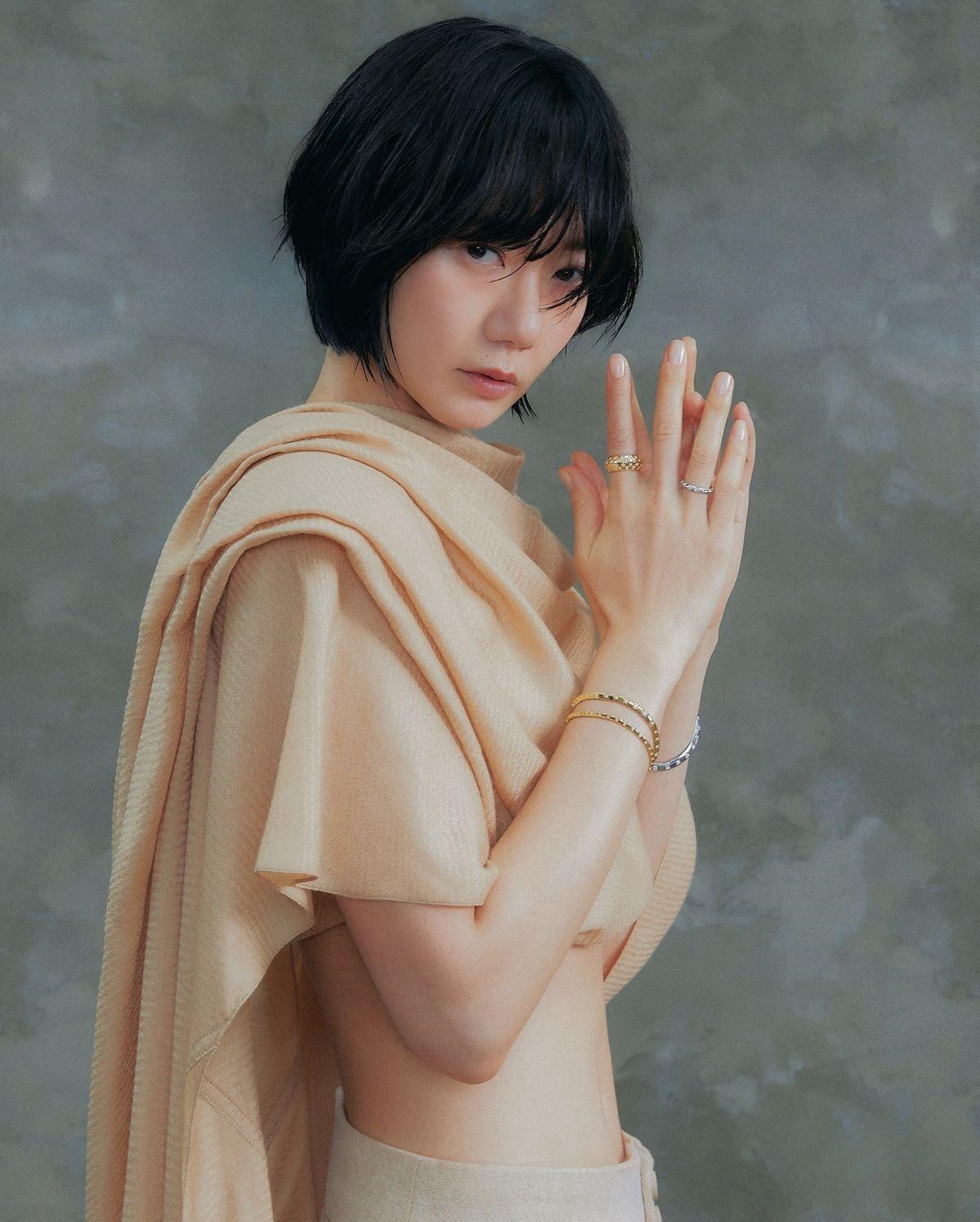 裴斗娜登上韩版《elle》杂志封面~ lv 珠宝加身,标志性短发佐以清冷