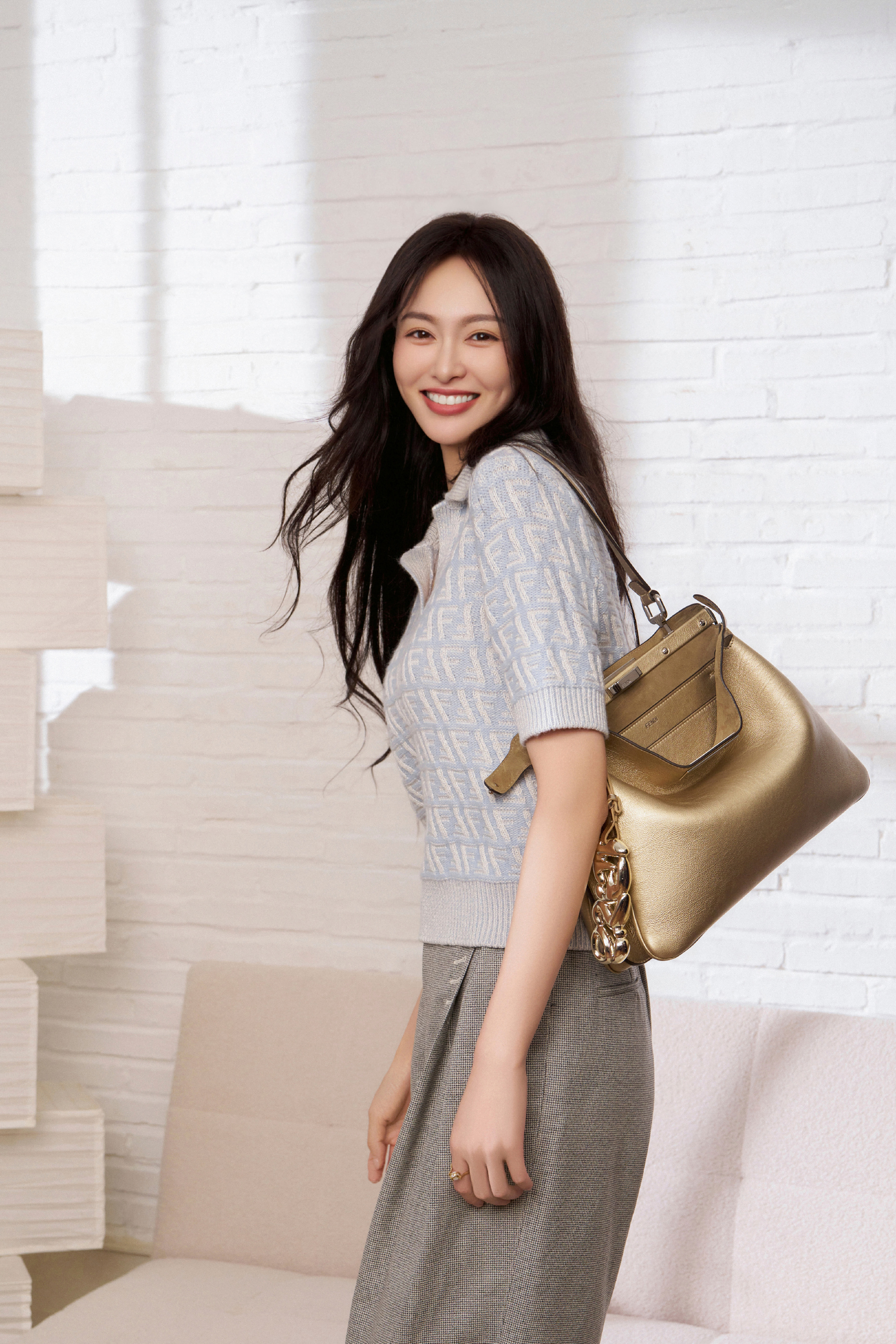 唐嫣最新画报,身着2024冬季假日系列,搭配peekaboo soft手袋,漫溢明快