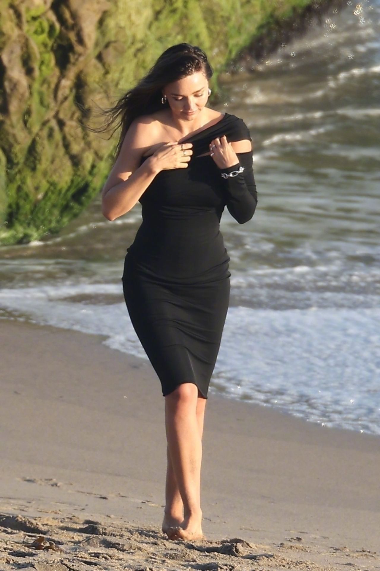 她是维密天使超模,全球著名超模,笑靥如花,身材高挑曼妙,是我心中的白