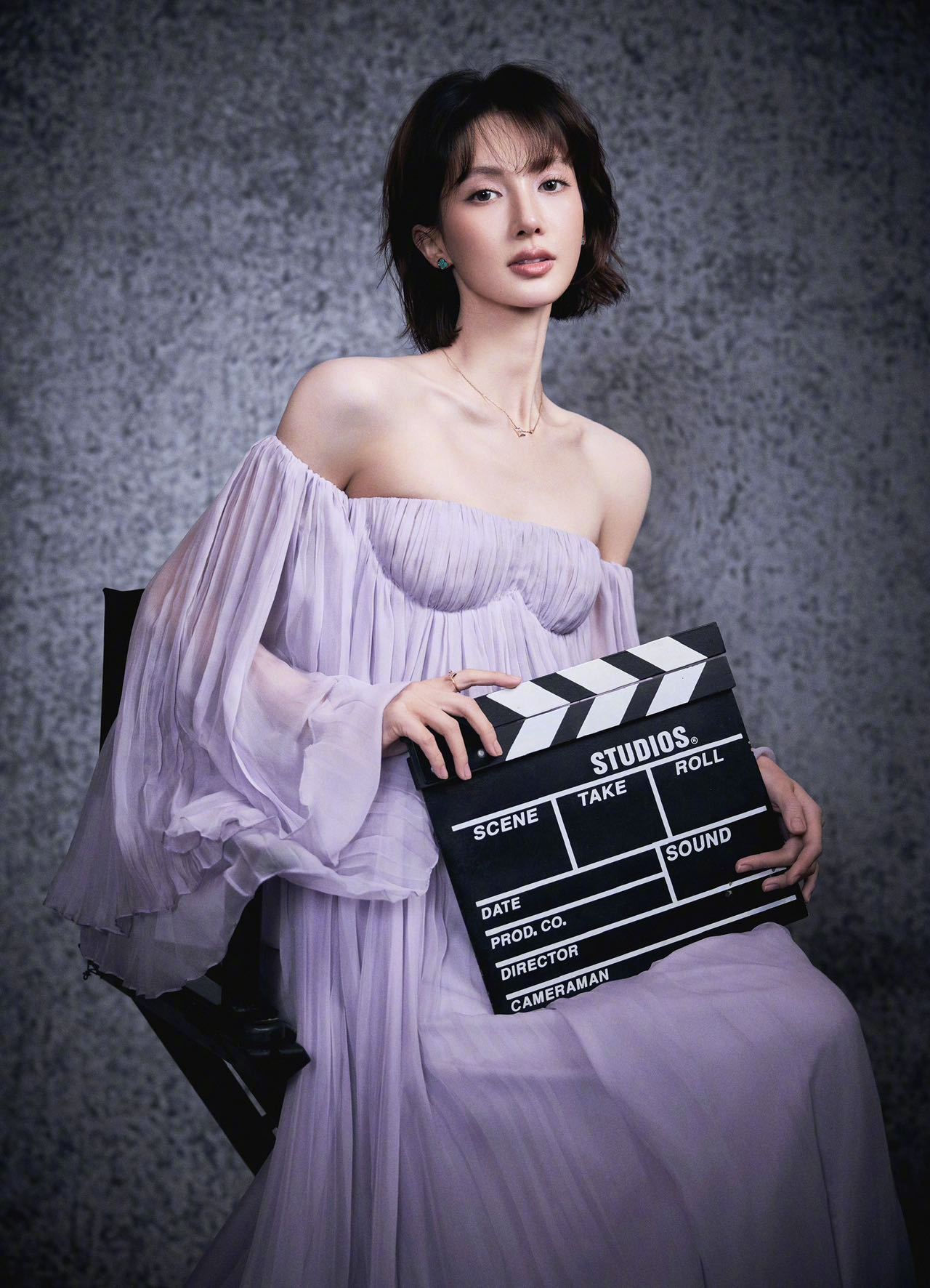 金晨 亮相北京国际电影节清冷月光染在锁骨雾蓝裙摆裹着仙气短发