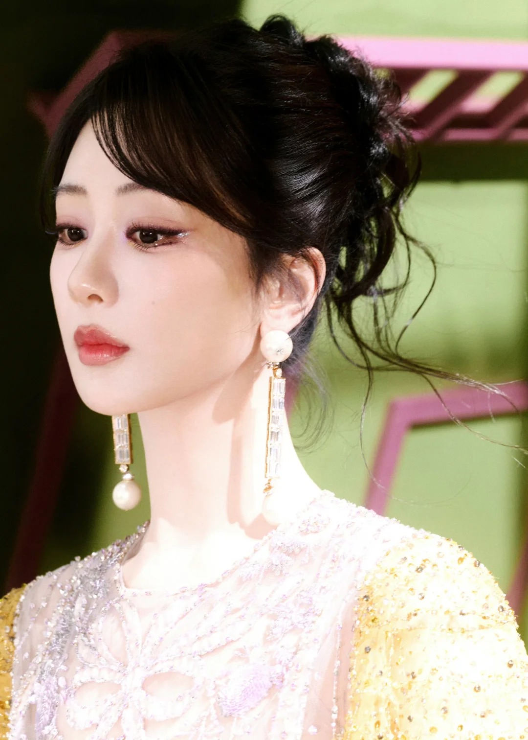 杨紫北影节红毯造型!